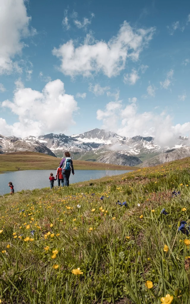 Tour du lac de l'Ouillette en été au soleil
