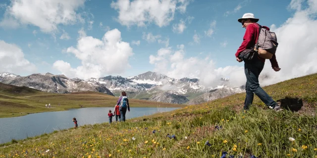 Tour du lac de l'Ouillette en été au soleil