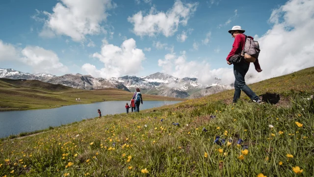 Tour du lac de l'Ouillette en été au soleil