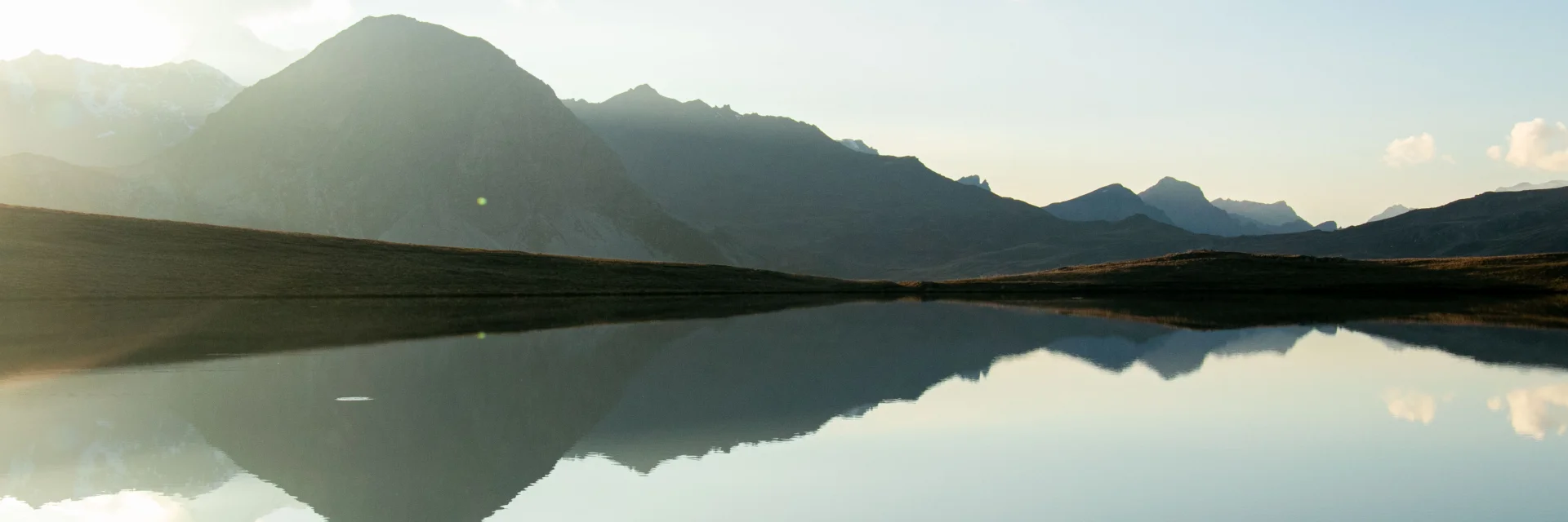 Lac de l'Ouillette au coucher de soleil avec reflet des montagnes