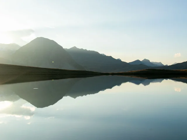 Lac de l'Ouillette au coucher de soleil avec reflet des montagnes