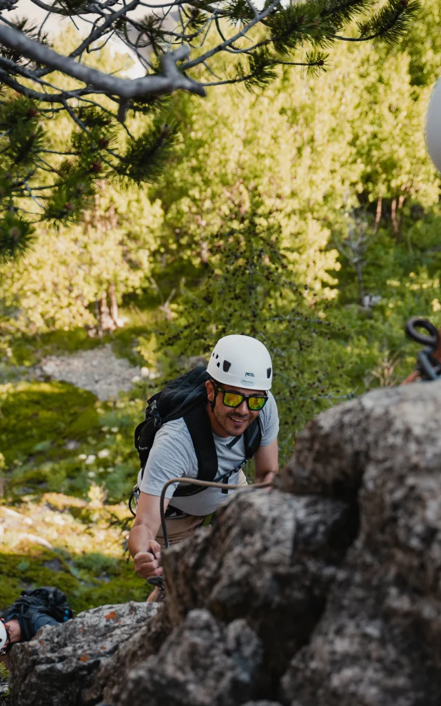 Via Ferrata avec un homme qui grimpe