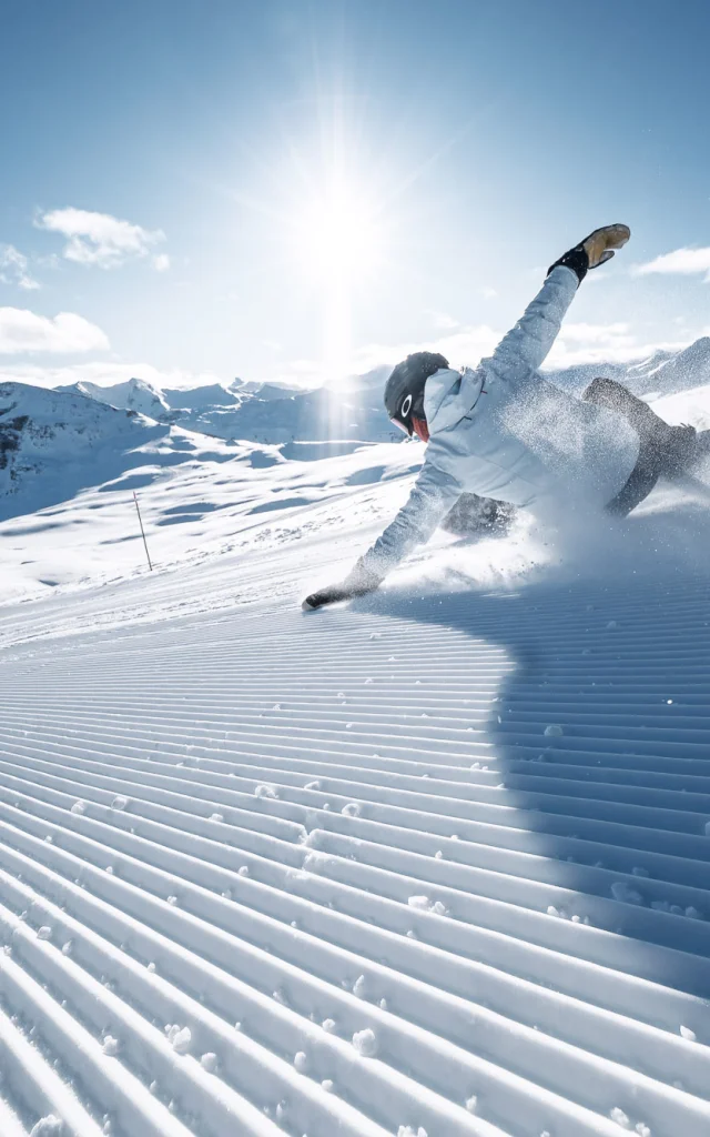 Snowboardeur en carving sur les pistes de Val d’Isère