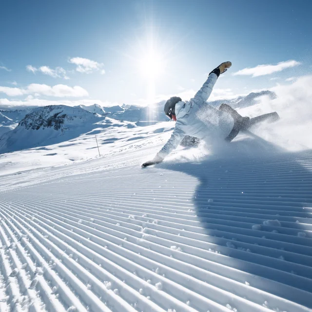 Snowboardeur en carving sur les pistes de Val d’Isère