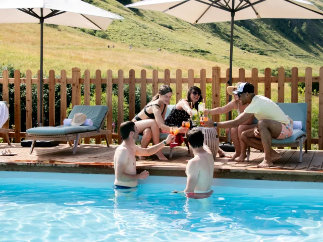 Au bord de la piscine du Relais à Val d'Isère en été