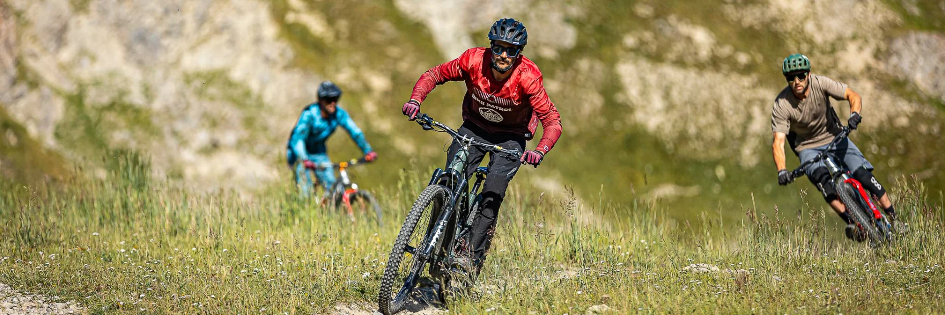 Amis en VTT de descente sur le Bike Park de Val d'Isère