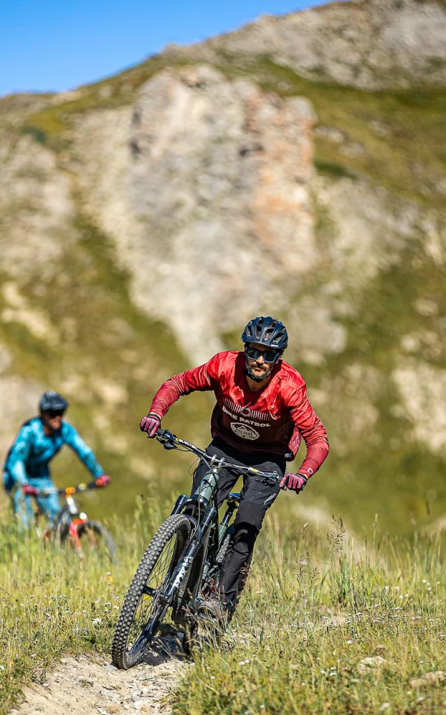 Amis en VTT de descente sur le Bike Park de Val d'Isère