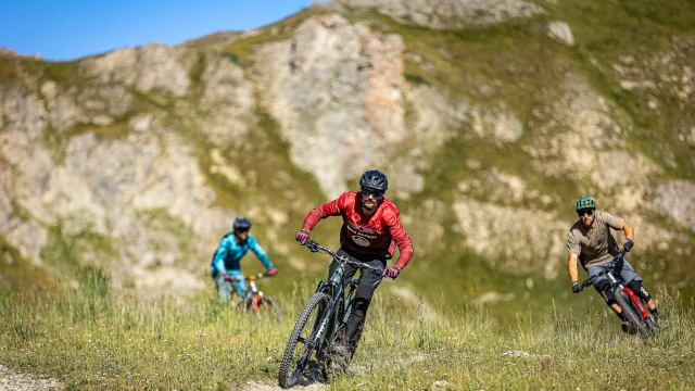 Amis en VTT de descente sur le Bike Park de Val d'Isère
