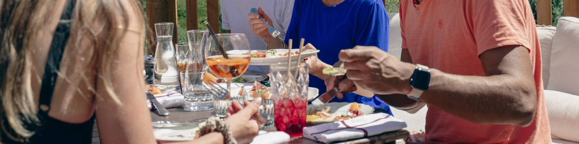 Lunch entre amis au Relais en été