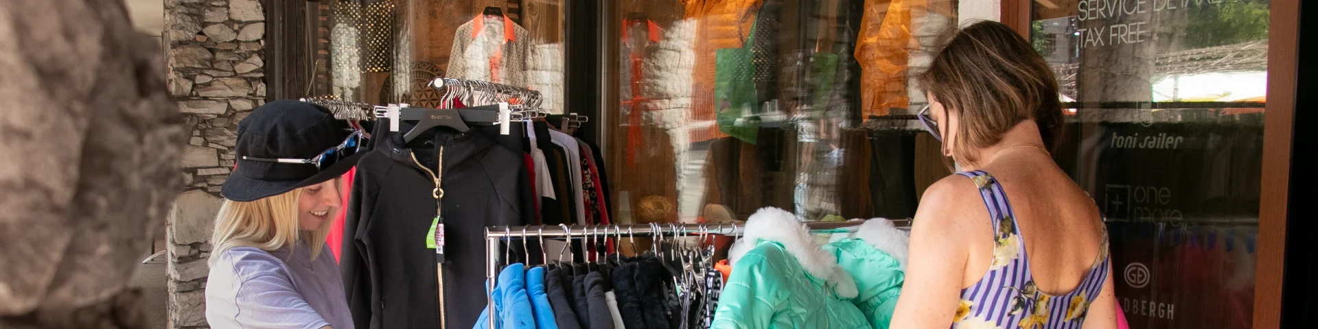 Shopping dans les boutiques du village entre amis en été
