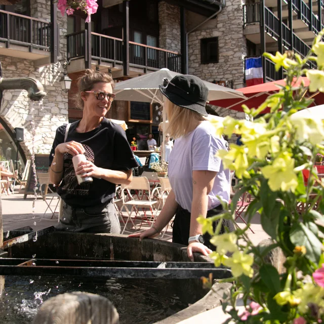 Fontaine avec des amis dans le village en été