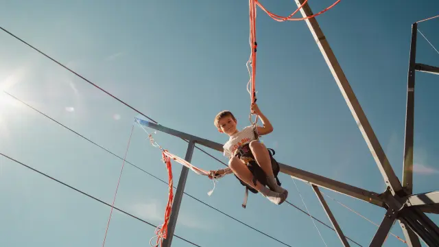 Enfant sur le trampoline Bengy au parc des sports du Centre à Val d'Isère