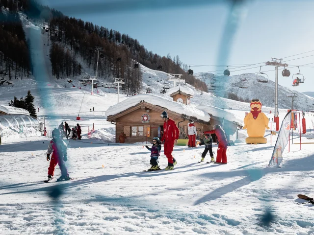 Front de neige avec moniteurs de ski