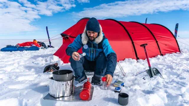 Matthieu fait des test et analyse la neige en Antarctique