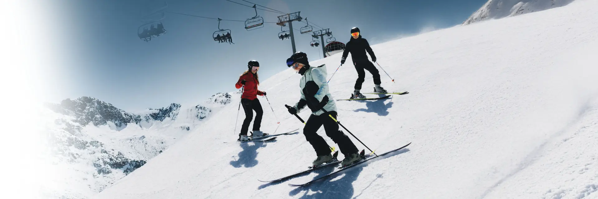 Amis en ski sur le massif de solaise