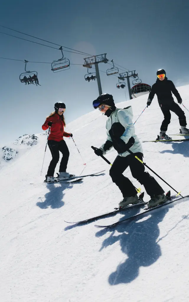 Amis en ski sur le massif de solaise