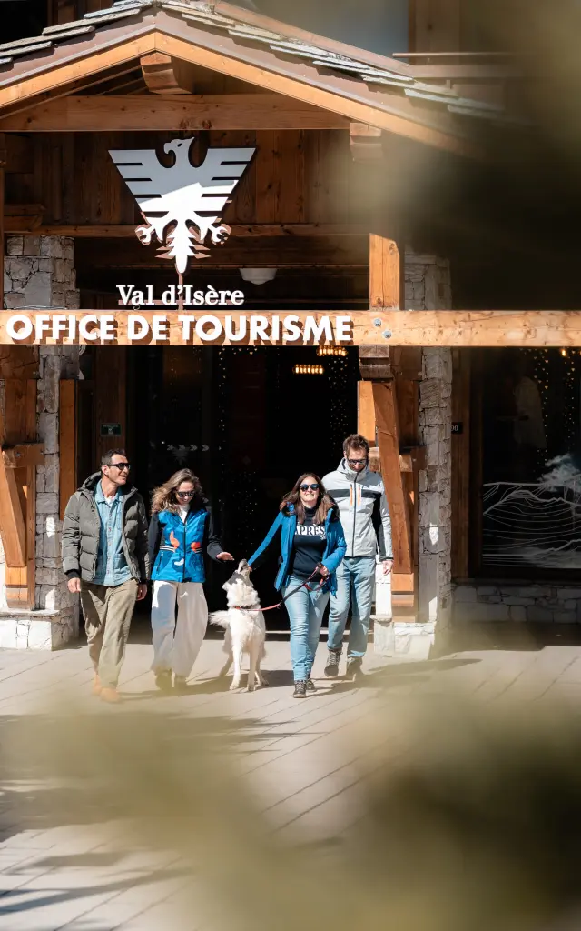 Groupe d'amis devant l'Office de Tourisme