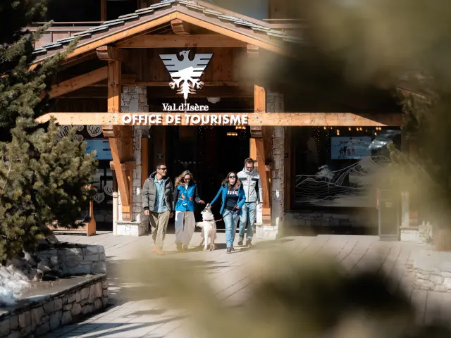 Groupe d'amis devant l'Office de Tourisme