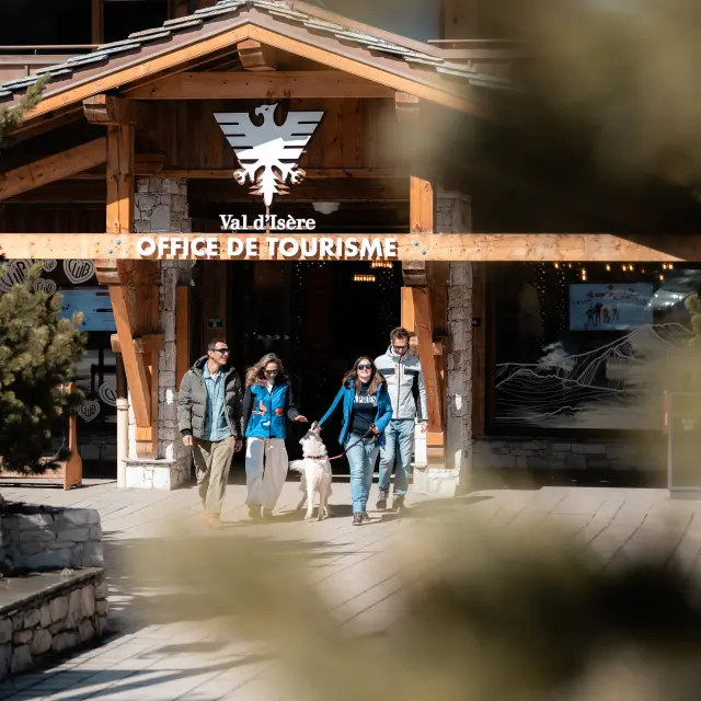 Groupe d'amis devant l'Office de Tourisme