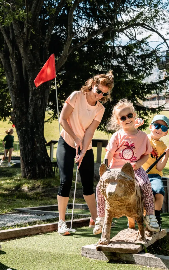 Mini-golf en famille à en été
