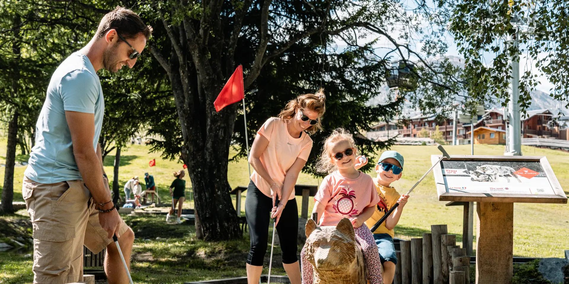 Mini-golf en famille à en été