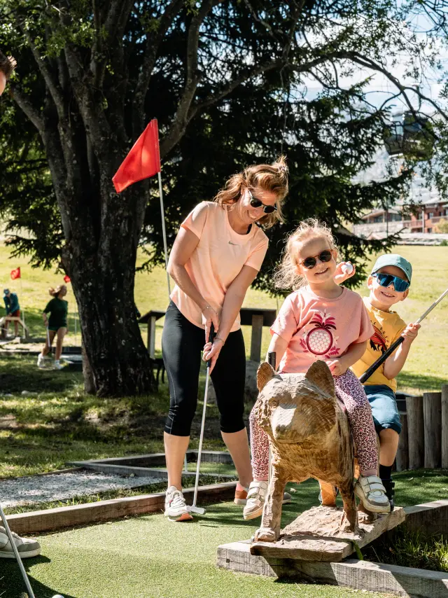 Mini-golf en famille à en été