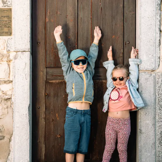 Enfants devant une porte dans le village en été