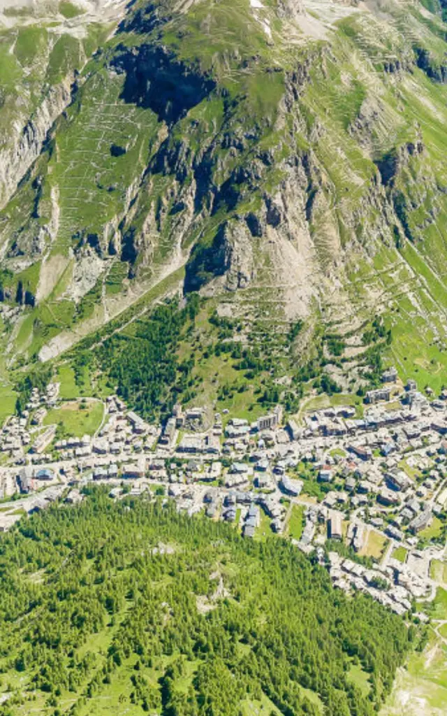 Vue drone du village de Val d'Isère en été