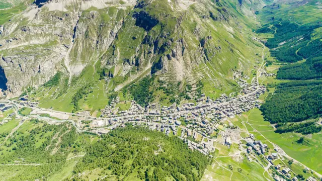 Vue drone du village de Val d'Isère en été