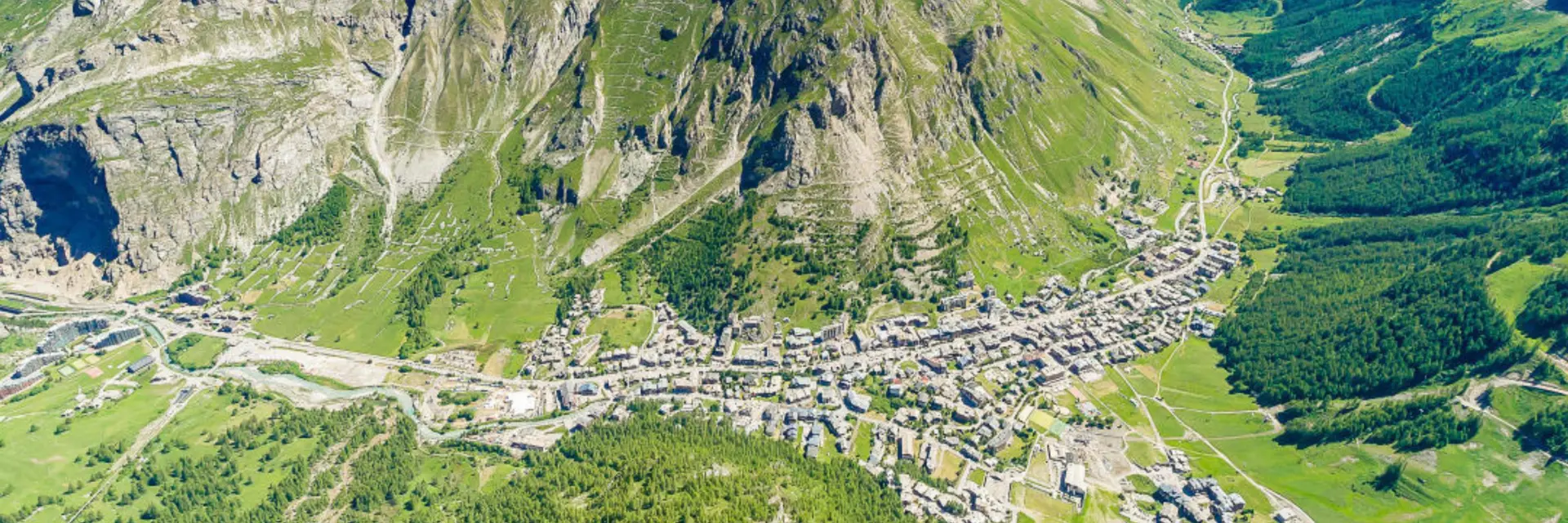 Vue drone du village de Val d'Isère en été