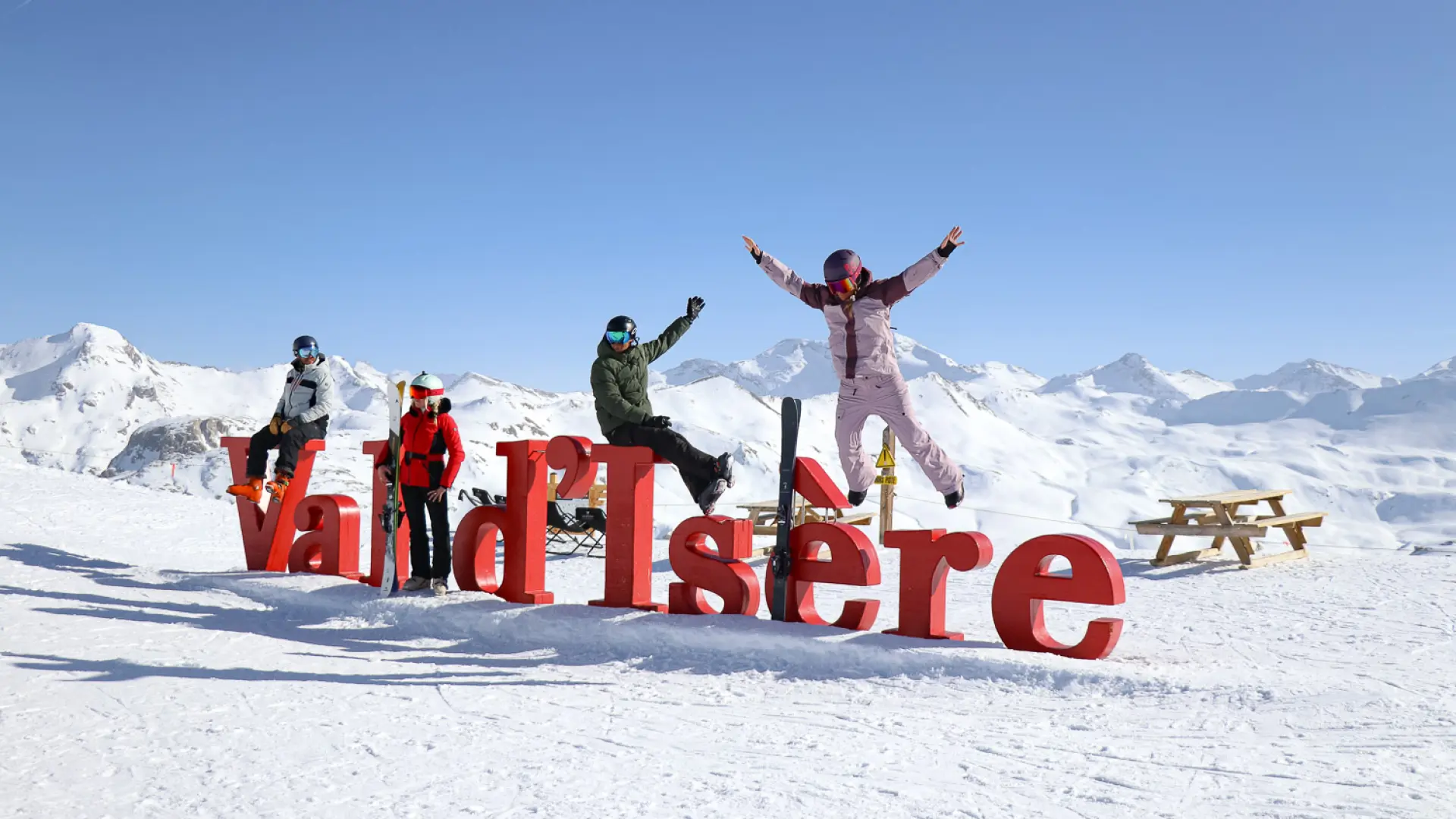 Groupe d'amis vers les lettres géantes Val d'Isère