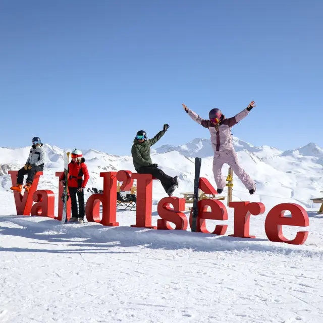 Groupe d'amis vers les lettres géantes Val d'Isère