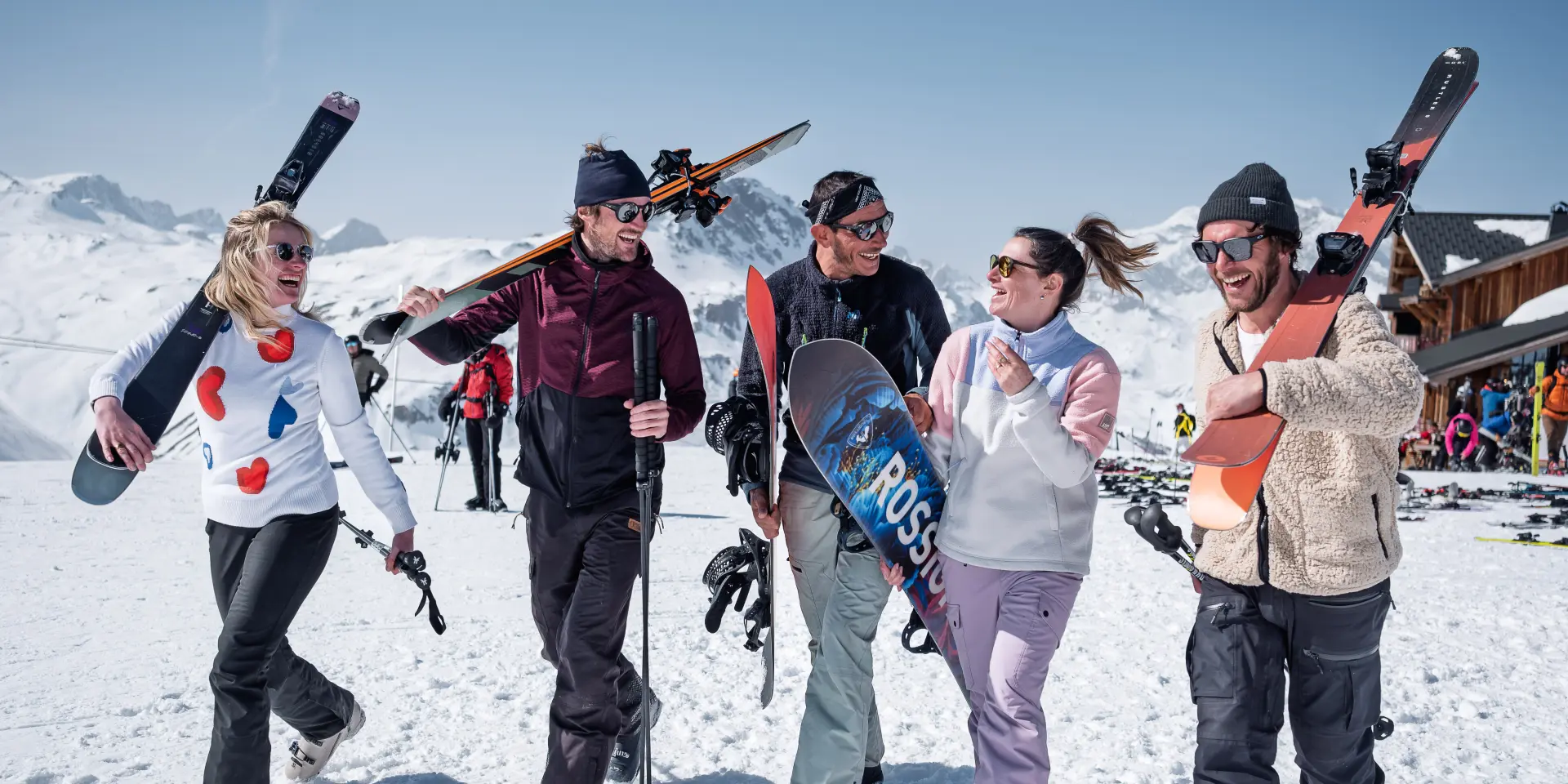 Groupe d'amis au sommet de Solaise en hiver