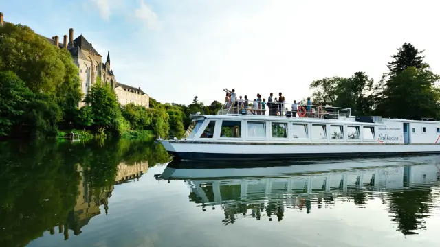 Croisière à bord du bateau promenade Le Sablésien avec passage devant l'Abbaye de Solesmes
