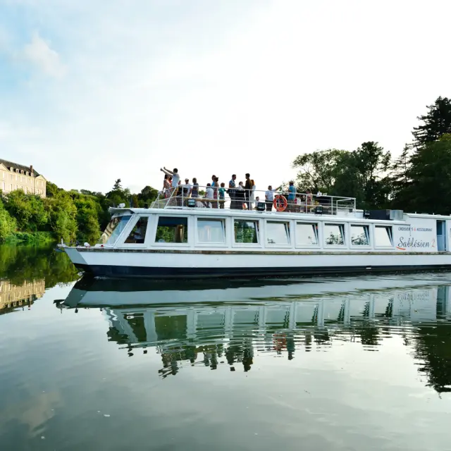 Croisière à bord du bateau promenade Le Sablésien avec passage devant l'Abbaye de Solesmes