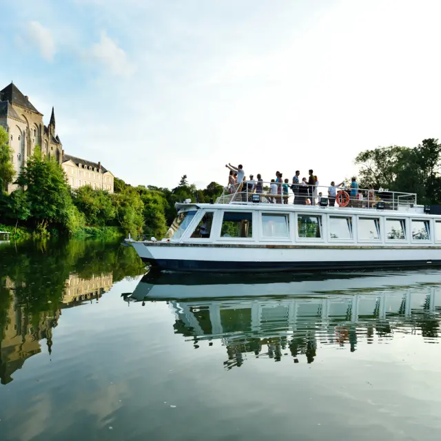 Croisière à bord du bateau promenade Le Sablésien avec passage devant l'Abbaye de Solesmes