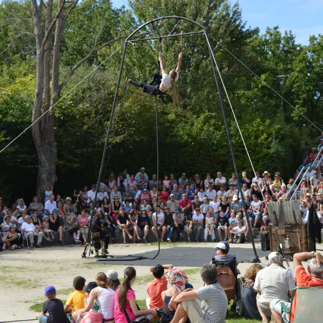 Spectacle de l'île en été sur le site de MoulinSart à Fillé en Vallée de la Sarthe
