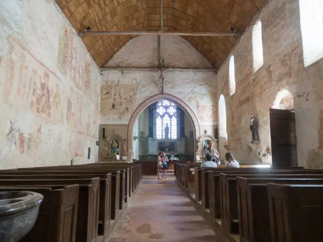 Intérieur de l'église Saint-Hilaire d'Asnières-sur-Vègre où l'on peut apercevoir les peintures murales