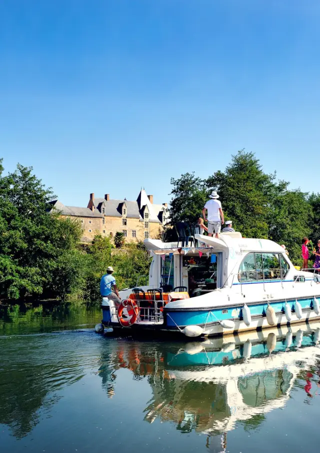 Bateau habitable d'Anjou Navigation sur la rivière Sarthe