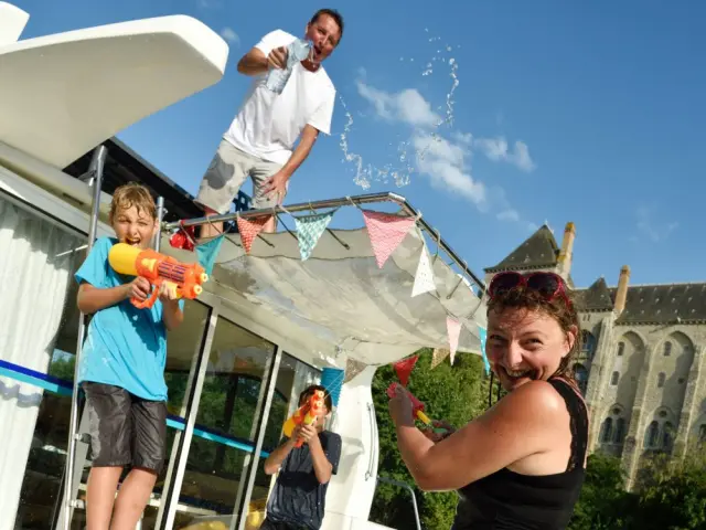 Jeux d'eau sur les bateaux habitables sans permis d'Anjou Navigation