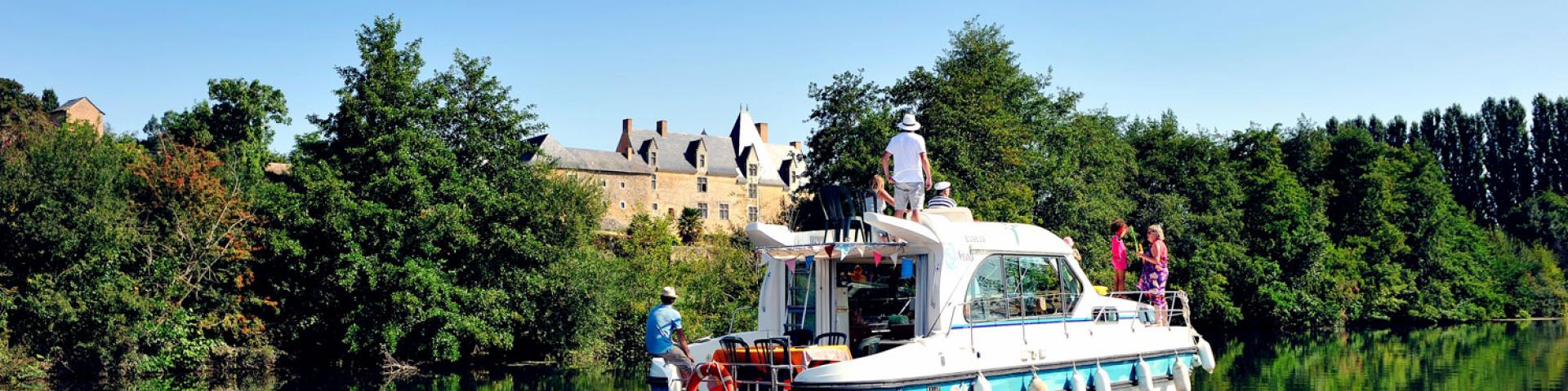 Bateau habitable d'Anjou Navigation sur la rivière Sarthe