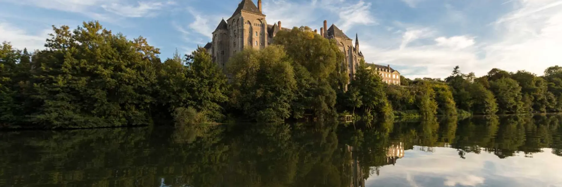 L'Abbaye de Solesmes surplombant la rivière Sarthe -Vue de Juigné-sur-Sarthe
