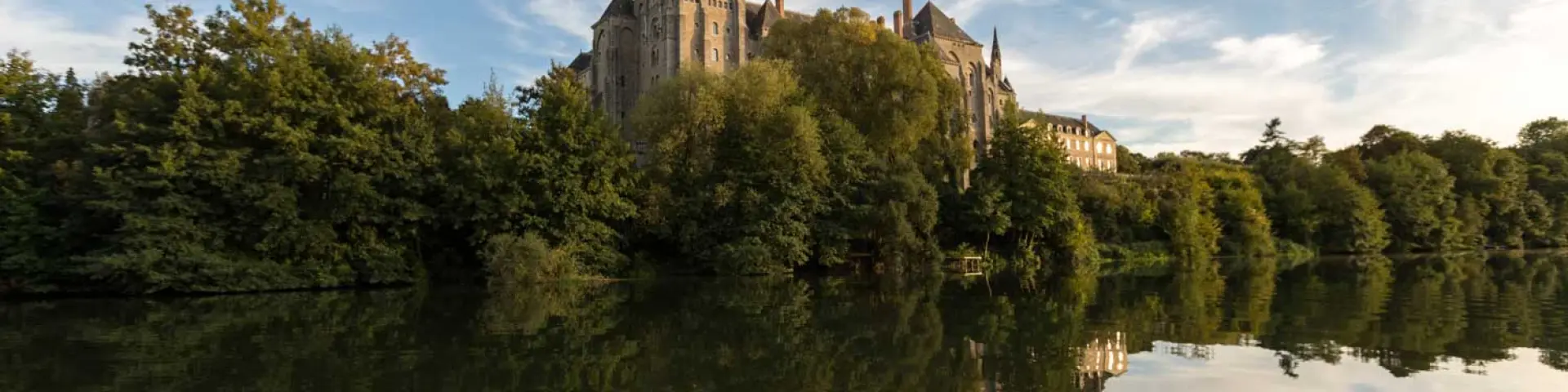 L'Abbaye de Solesmes surplombant la rivière Sarthe -Vue de Juigné-sur-Sarthe