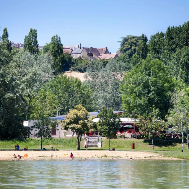 Brûlon et sa base de loisirs