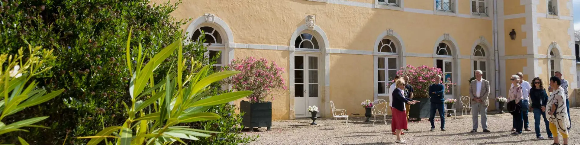 Visite du château de Dobert à Avoise par Hélène Du Peyroux, propriétaire du château
