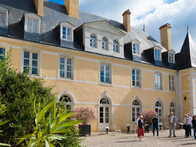 Visite du château de Dobert à Avoise par Hélène Du Peyroux, propriétaire du château
