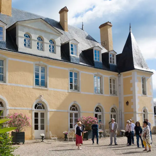 Visite du château de Dobert à Avoise par Hélène Du Peyroux, propriétaire du château