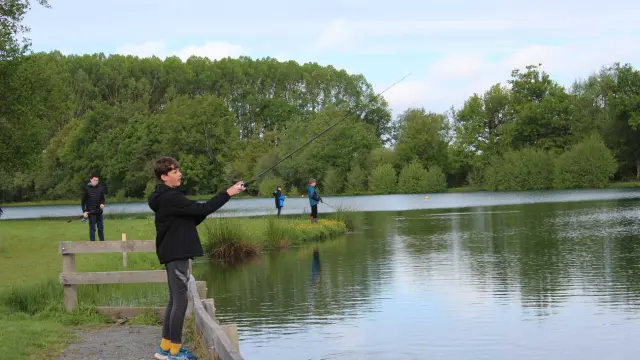 Jeunes Pêcheurs Plan D'eau FD de Pêche