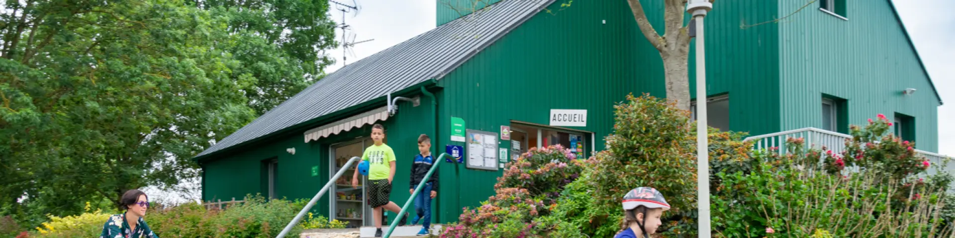 2 enfants en vélo au camping de sablé