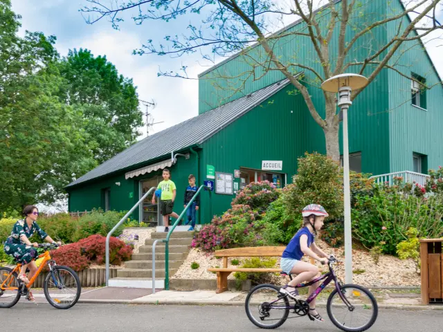 2 enfants en vélo au camping de sablé